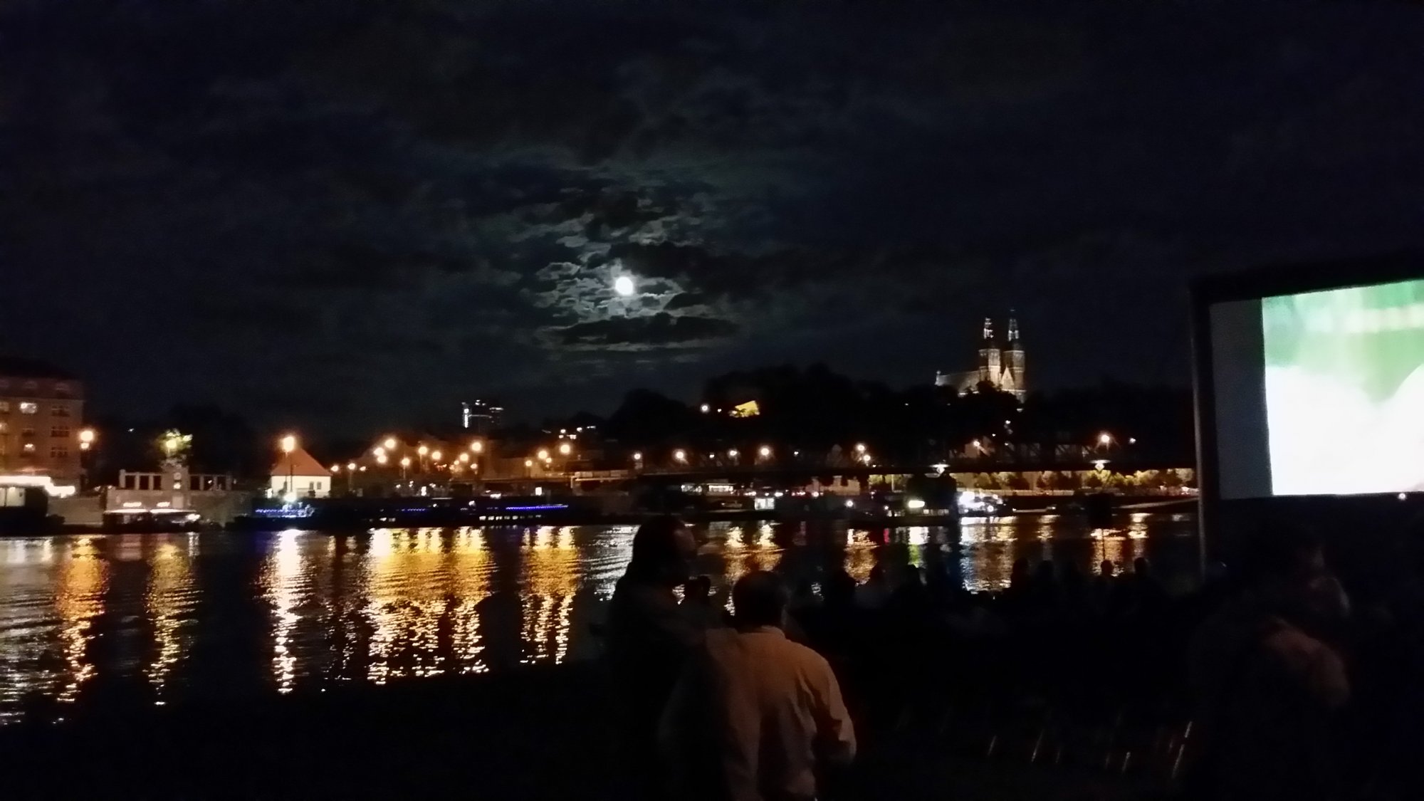Špunti na vodě na Smíchovské náplavce