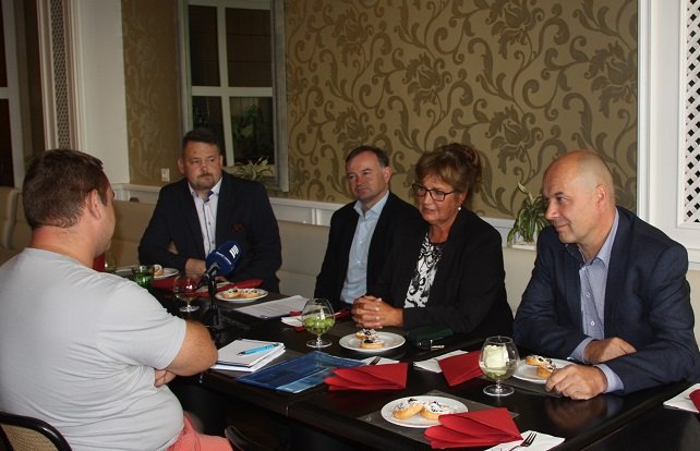„Ostrá část kampaně si žádá ostřejší pití“. ODS bude nalévat slivovici 