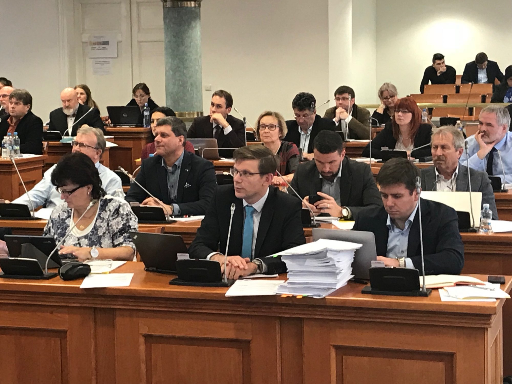 Kraj by měl odpustit platby za břemena u veřejně prospěšných liniových staveb