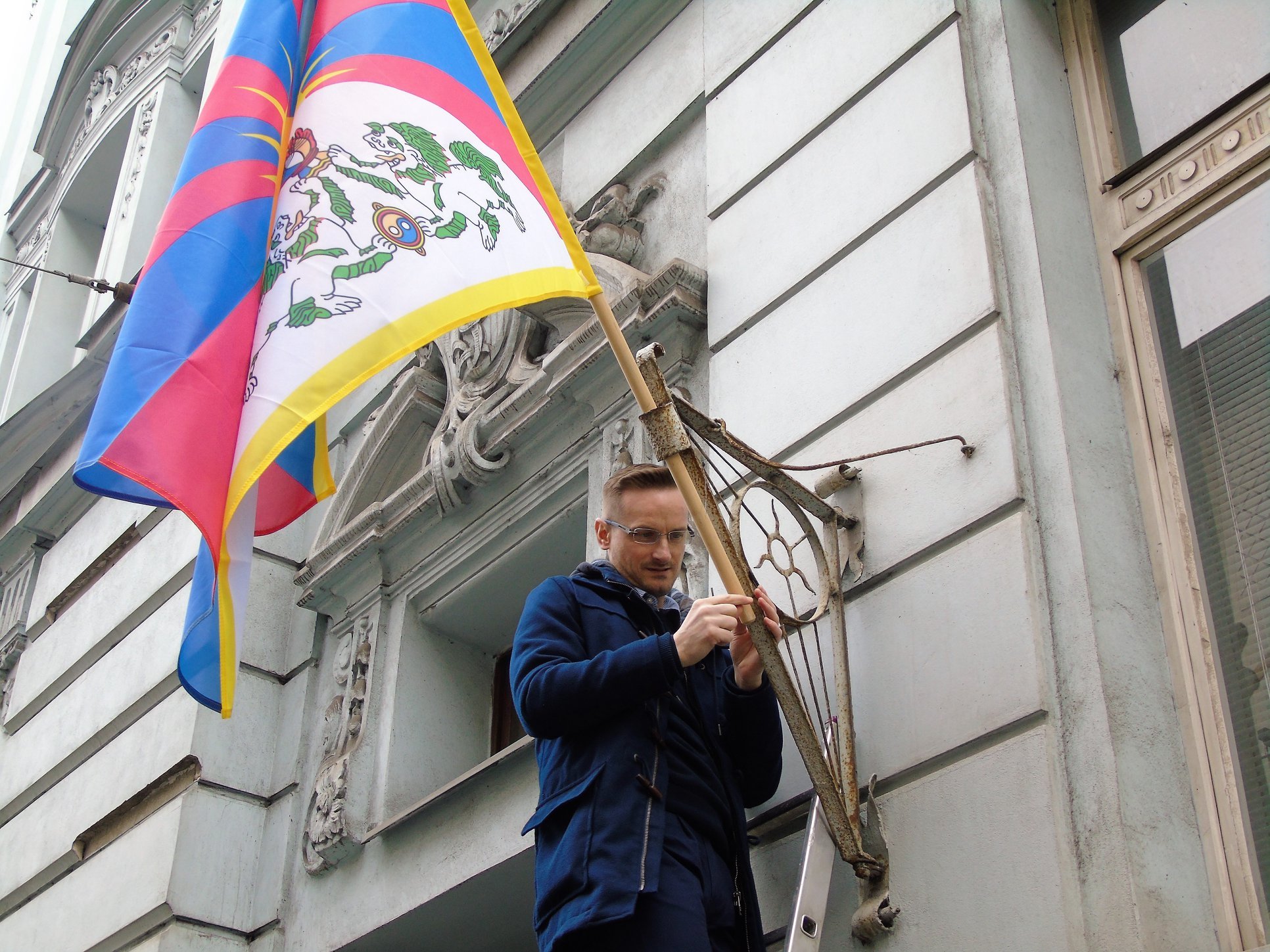 Jakub Janda vyvěsil na své poslanecké kanceláři tibetskou vlajku
