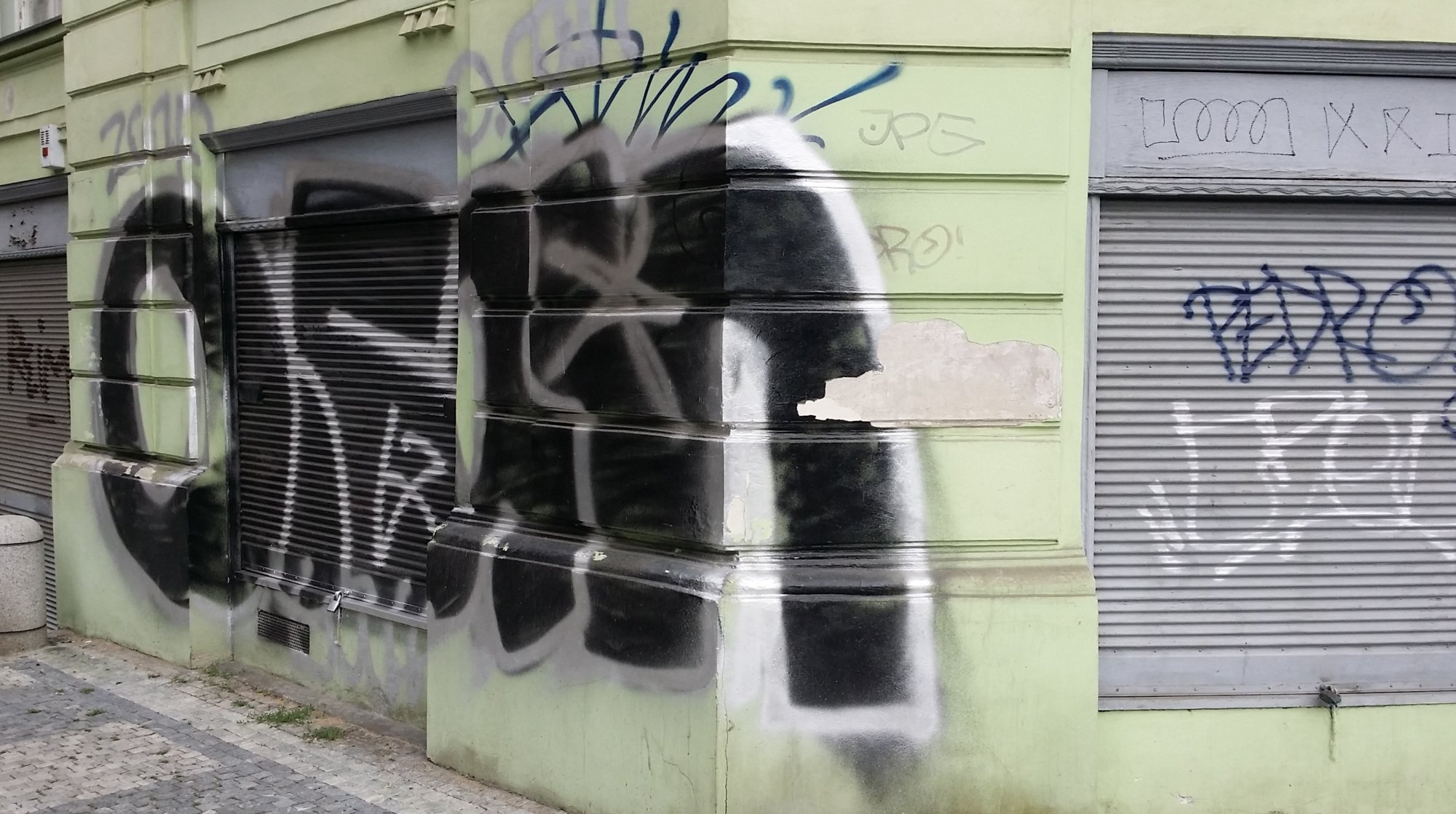 Jak na posprejované zdi aneb podpora programu „Antigraffiti“ MČ Prahy 5