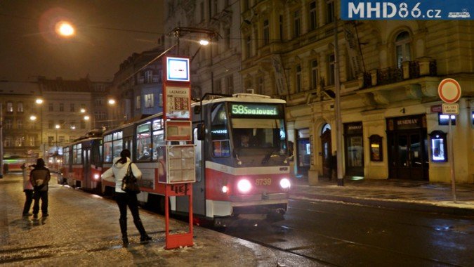 Před rokem se v Praze kompletně přečíslovaly noční linky. Kvůli jediné lince jezdící do Velvar