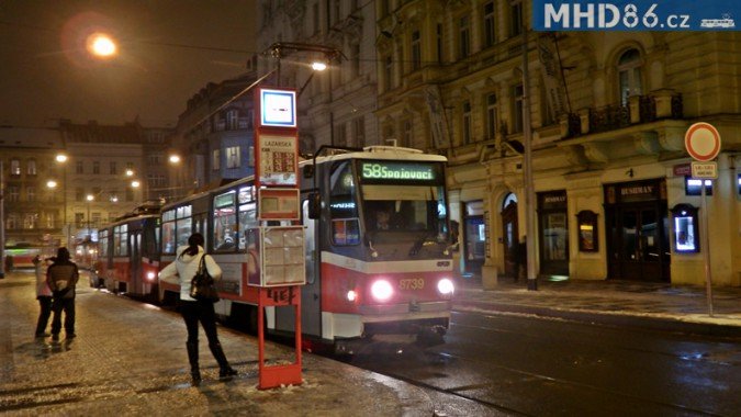 Před rokem se v Praze kompletně přečíslovaly noční linky. Kvůli jediné lince jezdící do Velvar