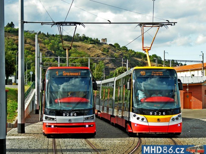 V pražských vozovnách stojí odstavené tramvaje Škoda za téměř 5,5 miliard korun