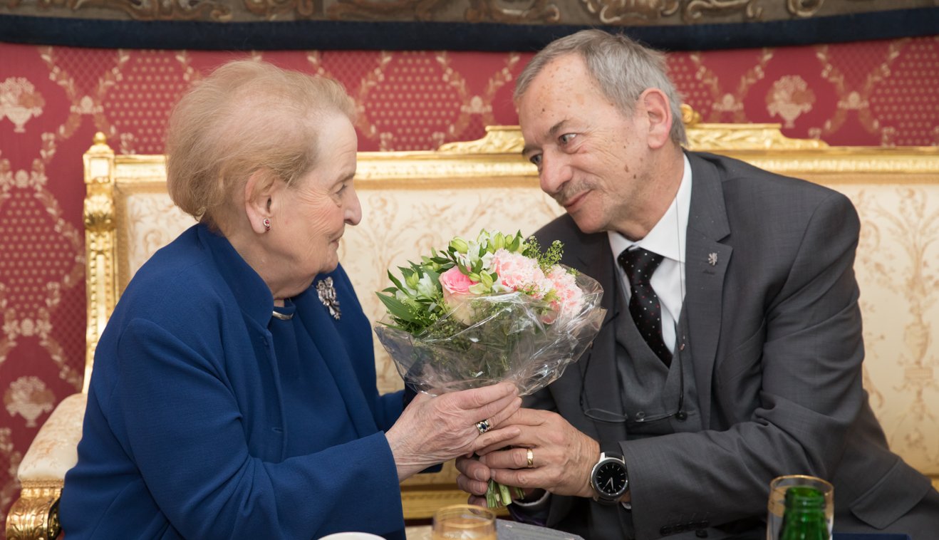 Je třeba hledat cesty, jak pomáhat spojovat společnost, shodl se předseda Senátu Kubera s Madeleine Albrightovou