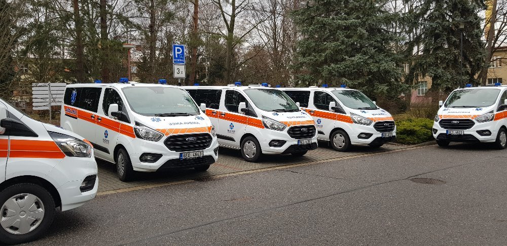 Pět nových sanitních vozů pro převozy pacientů v krajských nemocnicích