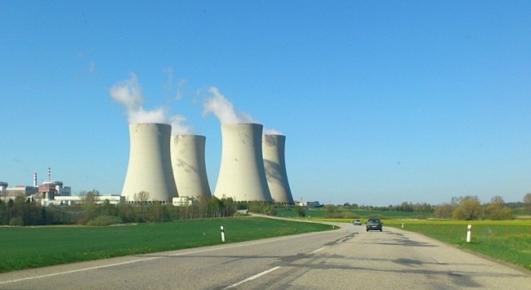 Nebezpečný Zeman chce dát nesolidnímu Rusku české jaderné elektrárny