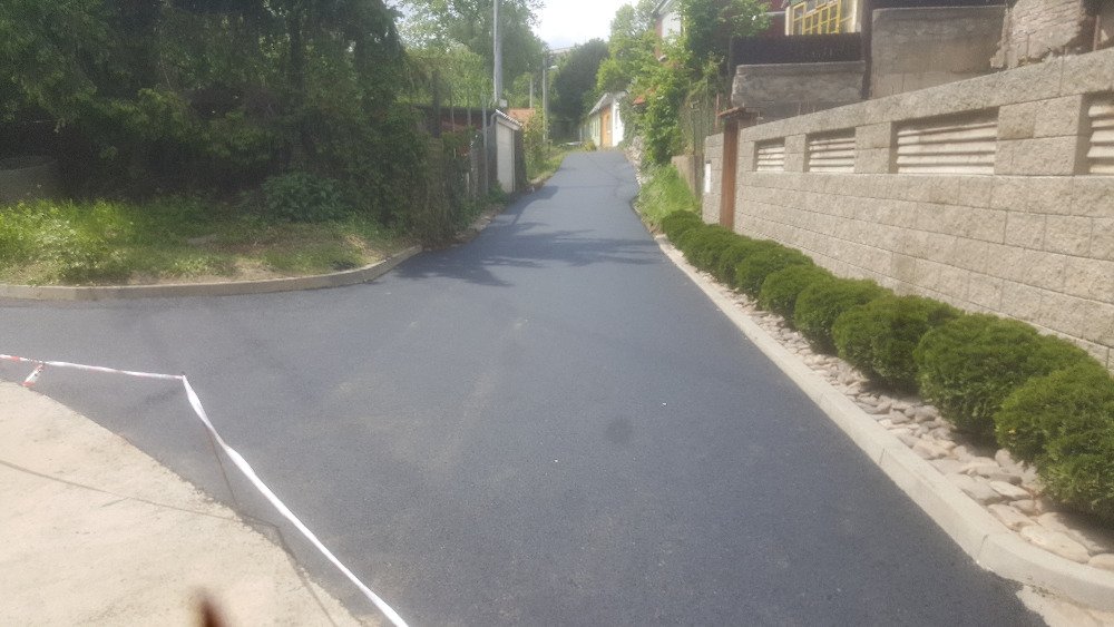 Opravy účelových komunikací v Bystrci, parkování na ulici Černého
