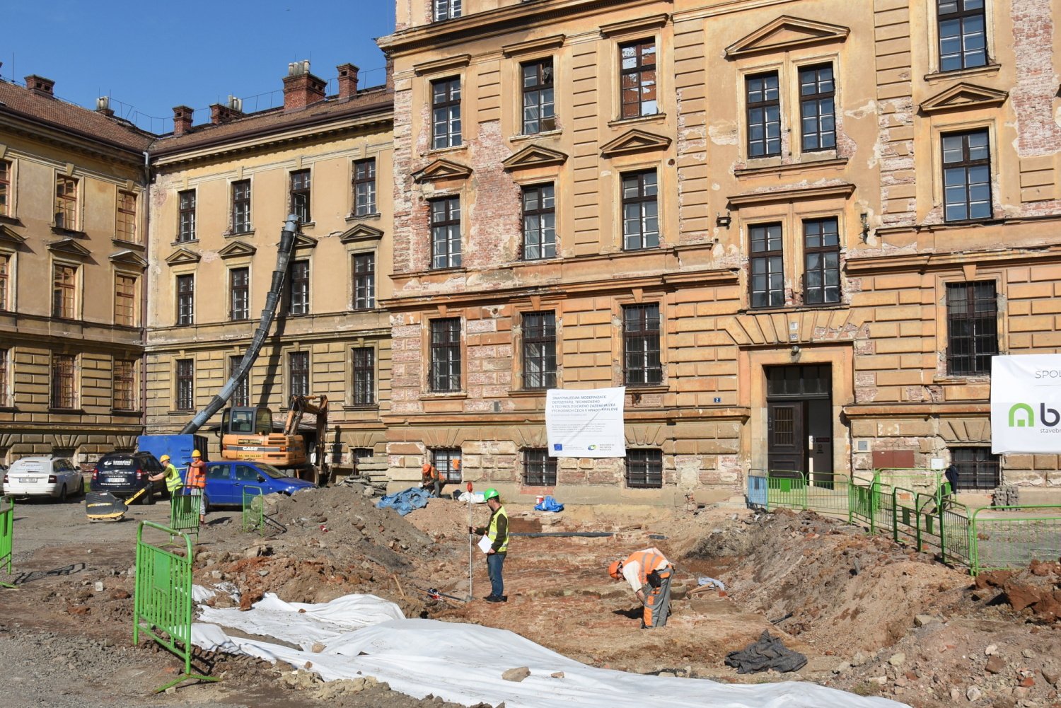Začala rekonstrukce Gayerových kasáren, ze zchátralé budovy vznikne moderní depozitář