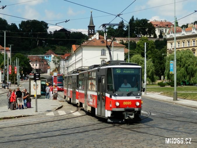 Omezení dopravy v centru Prahy vyhnalo auta do okolních částí, kde blokují provoz MHD