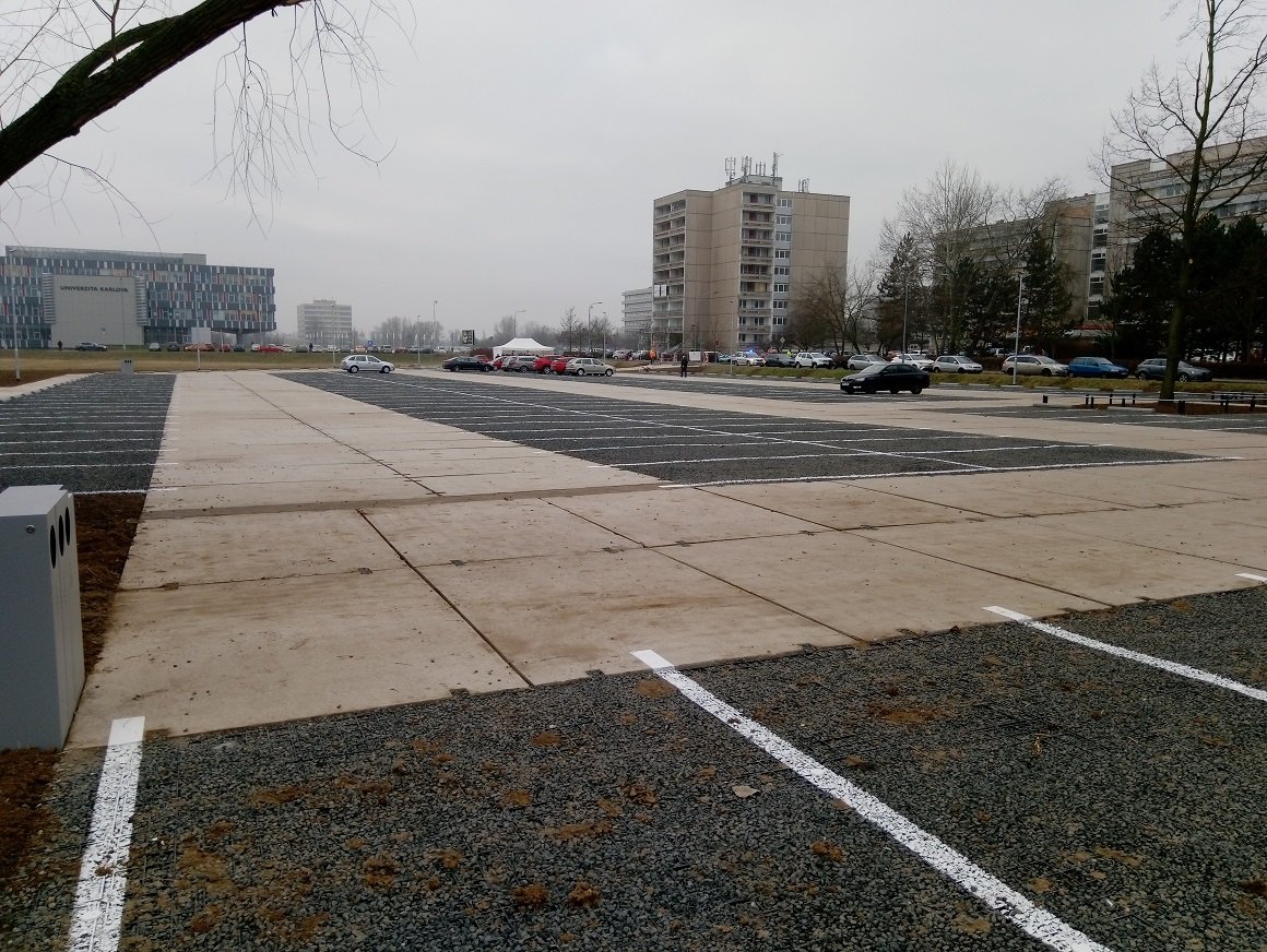 Nové parkoviště u Fakultní nemocnice Hradec Králové slouží veřejnosti