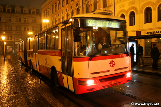 Lidé si stěžují na provoz starších a hlučných autobusů, novější vozy „spí“ v garážích