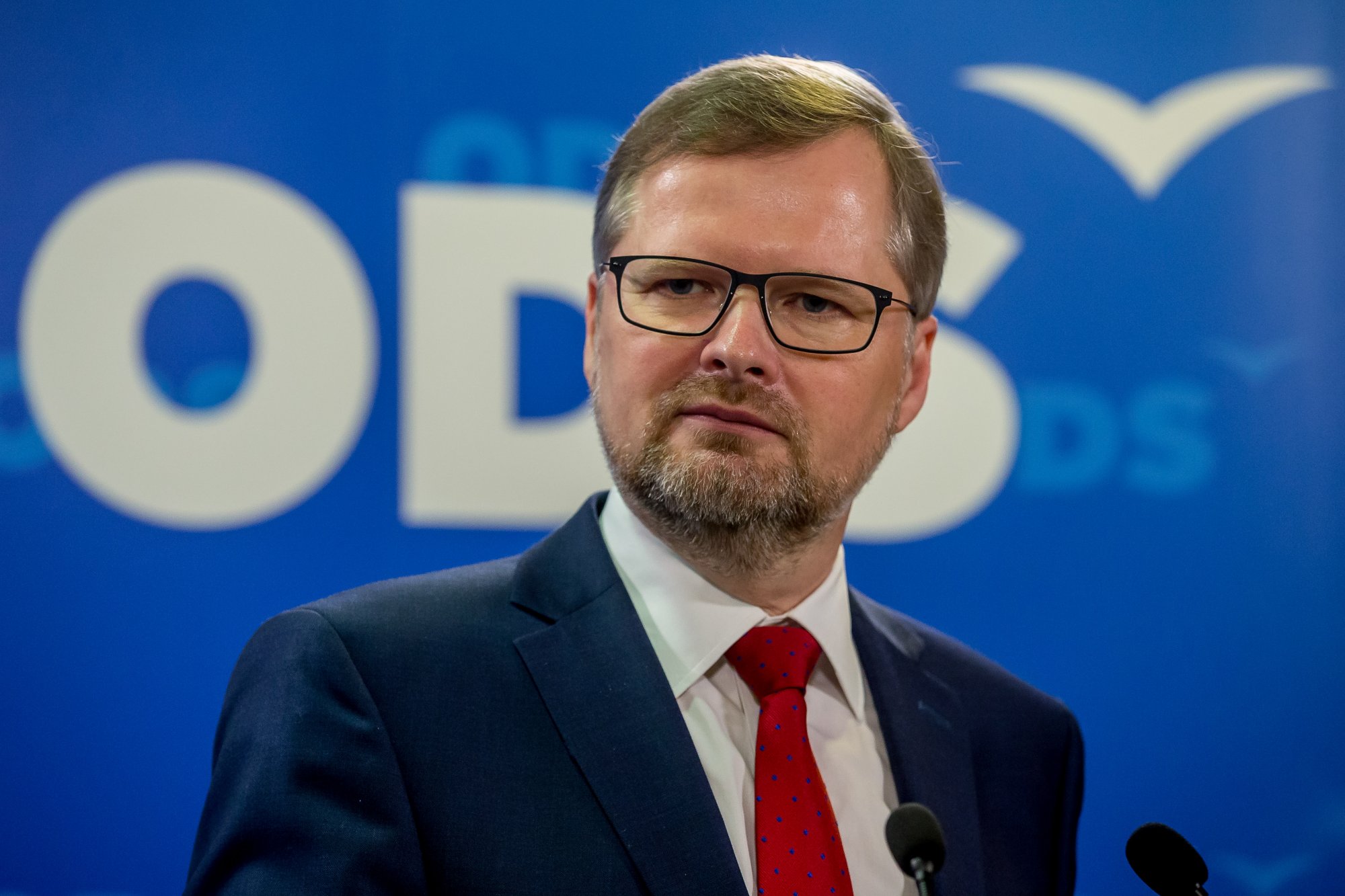 Banky by měly na půl roku odložit splácení úroků a hypoték