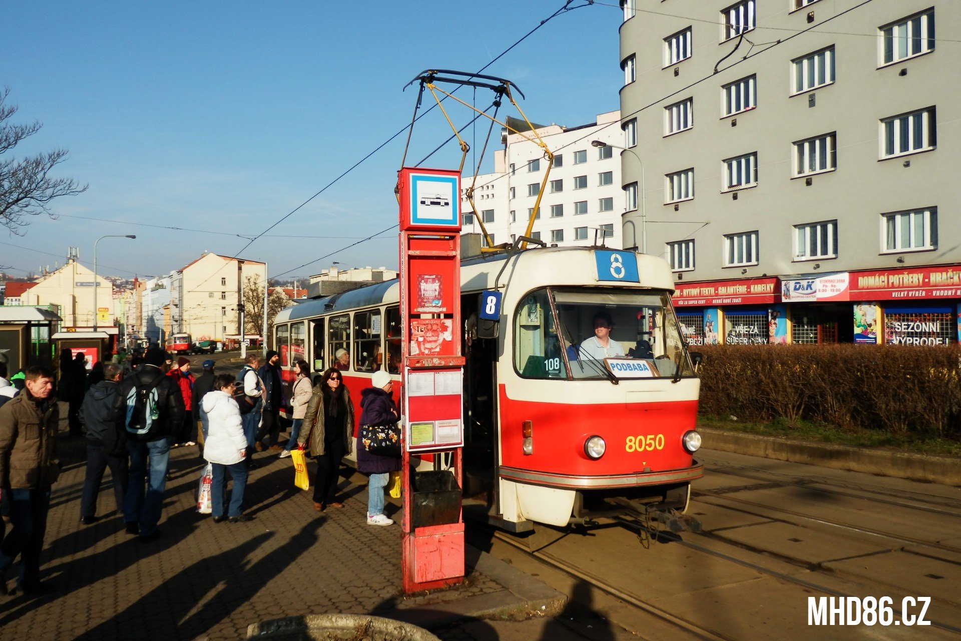 Plný provoz pražské MHD v nedohlednu. U tramvají je nedostatek vozů