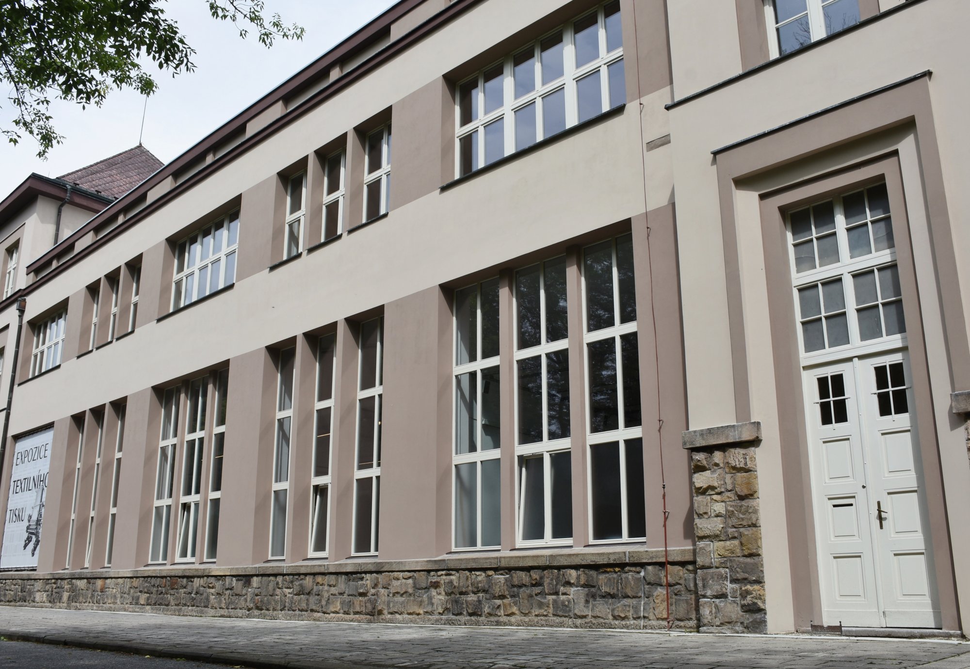 Kraj snížil energetickou náročnost budovy královédvorské střední školy