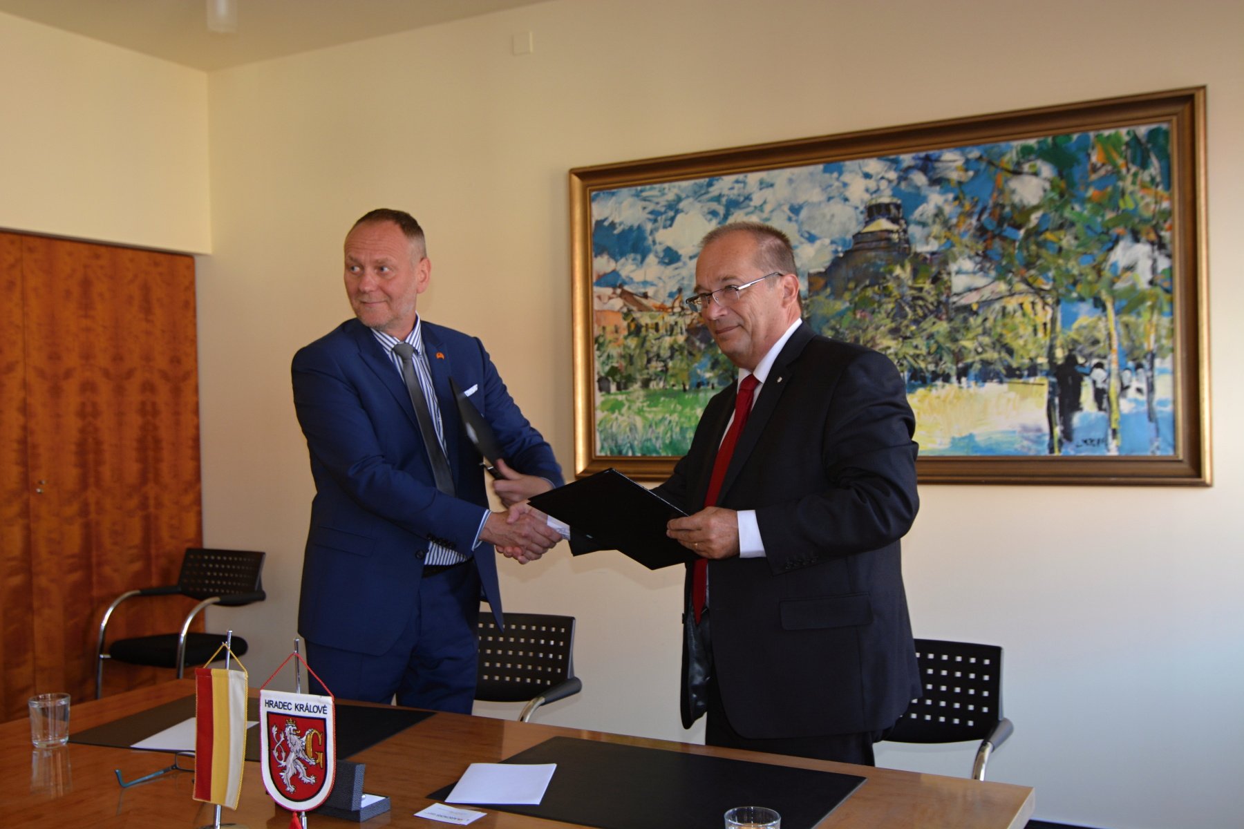 Město podepsalo smlouvu se správcem stavby fotbalového stadionu v Hradci Králové