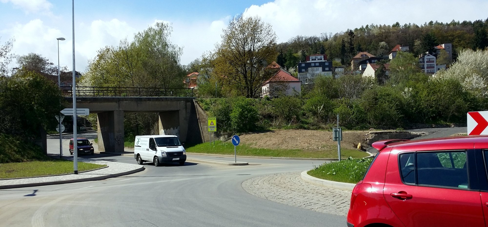 Ulice Klikatá budí vášně, oprava ze strany správy komunikací vázne