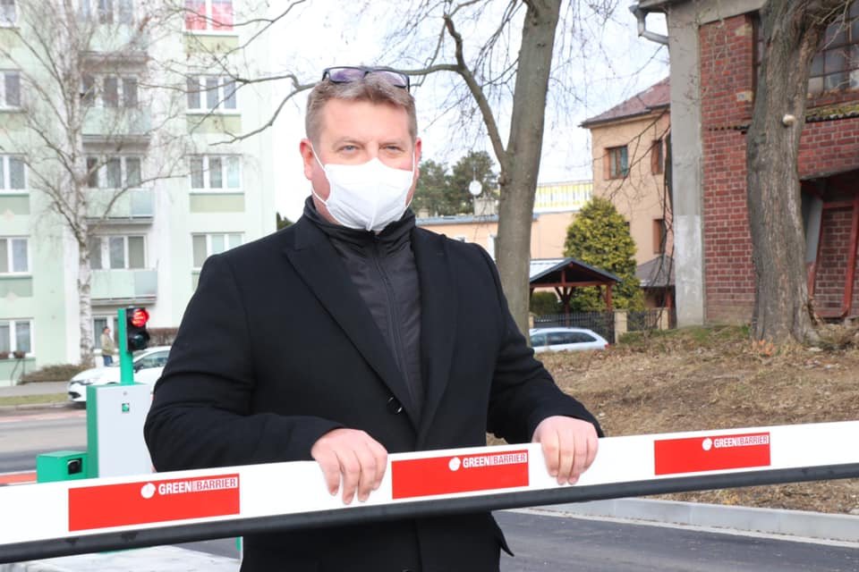 Nová parkovací místa pro nemocnici i občany sousedících ulic