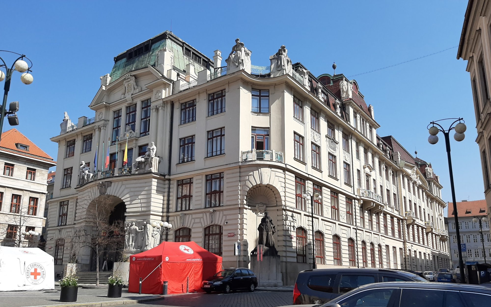 Radní pro legislativu JUDr. Hana Kordová Marvanová porušila zákon o hlavním městě Praze. Ohrozila tím vážnost své funkce a nesplnila uložený úkol.