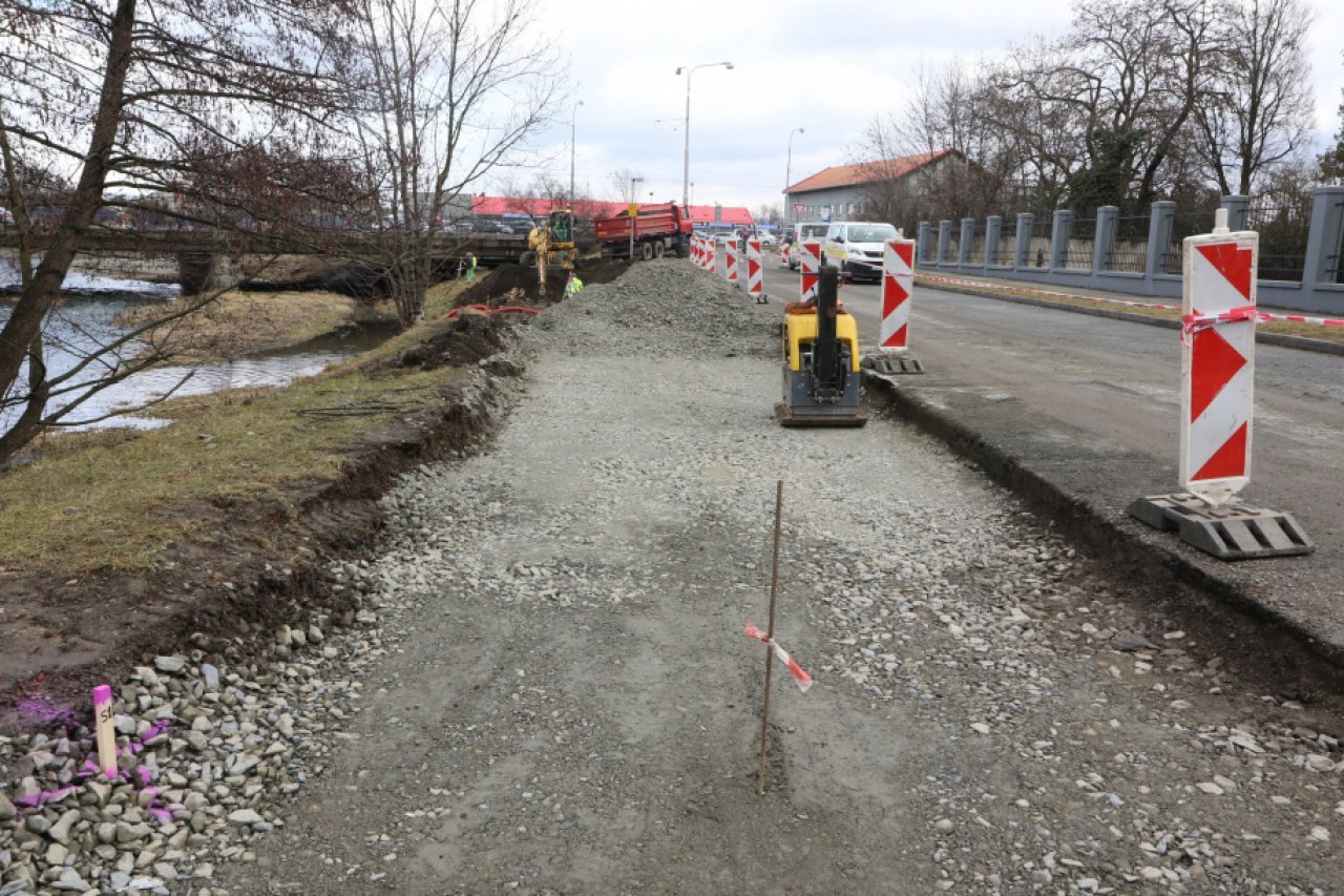 Nový úsek cyklotrasy konečně převede cyklisty bezpečně přes rušnou silnici