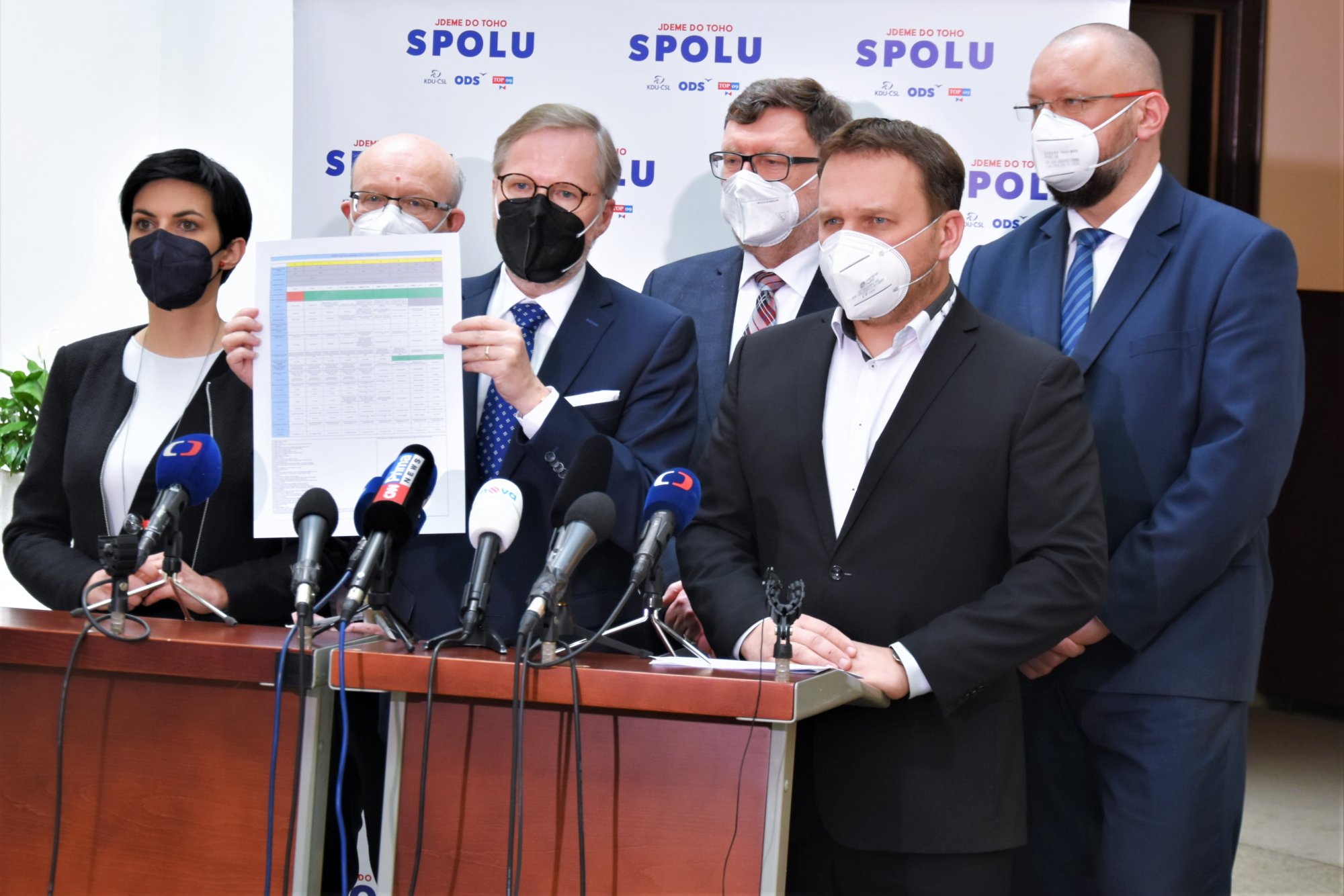 SPOLU: Chceme umožnit pohyb mezi okresy a návrat žáků do škol, Sněmovna se musí zabývat zprávou NKÚ