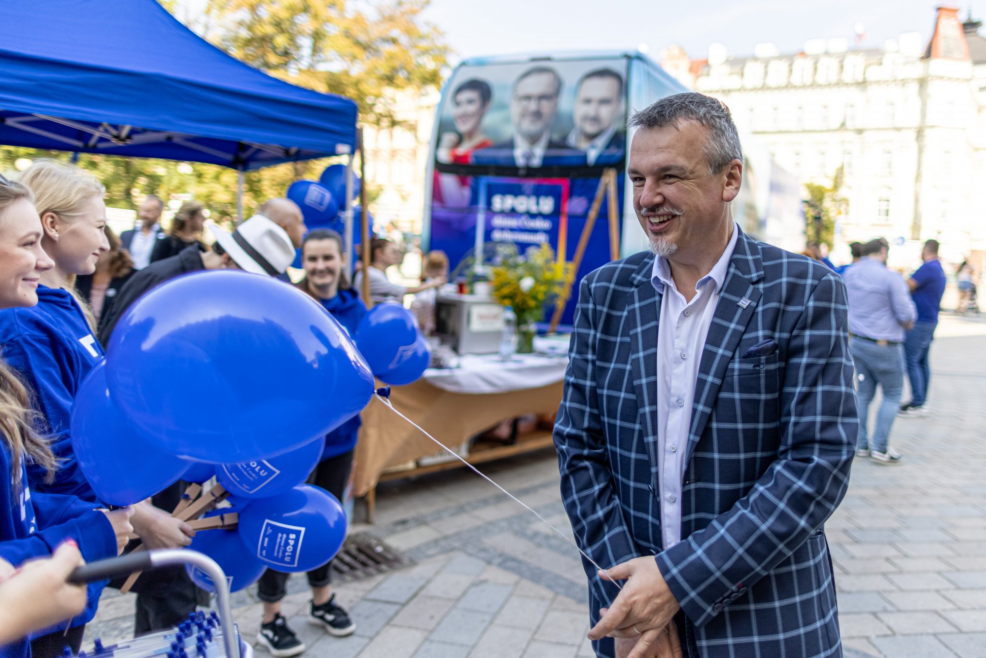 Potřebujeme stavět byty a zaplatit doktory