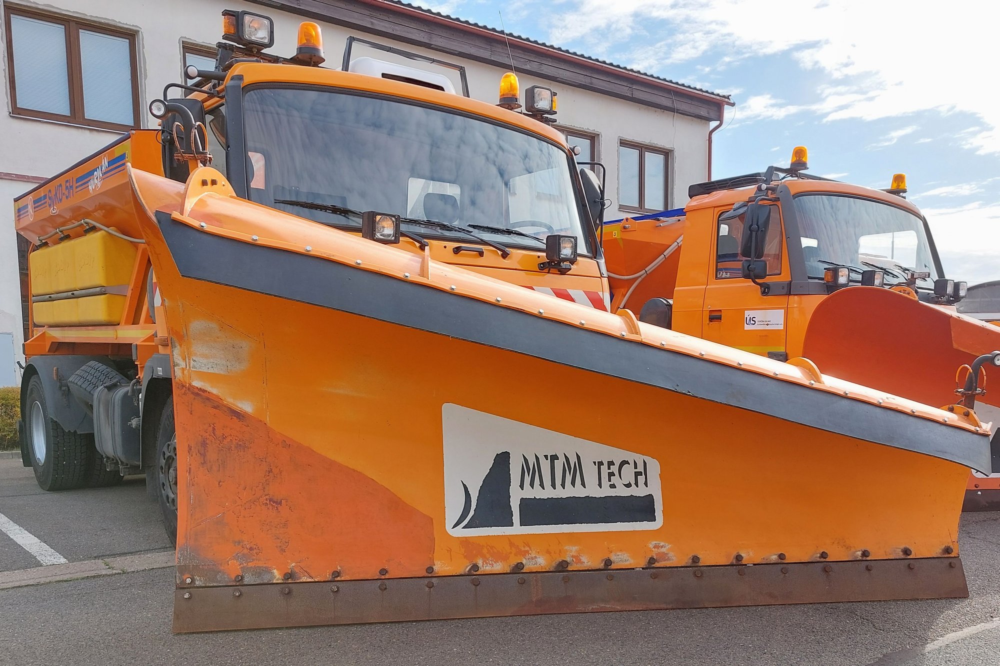 Na zimní údržbu mají silničáři připravenou techniku i dostatek posypového materiálu