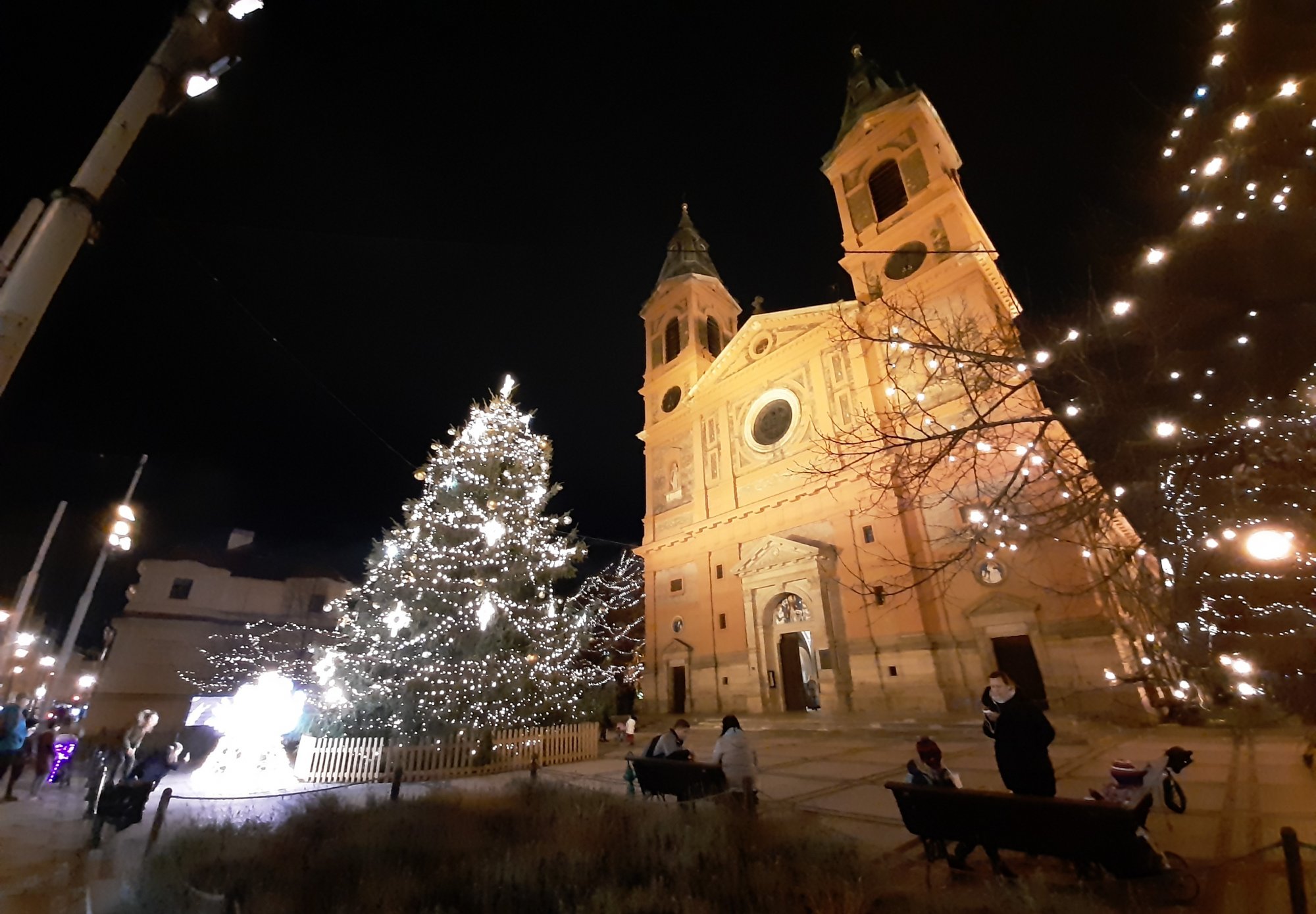 V Praze 5 září vánoční strom