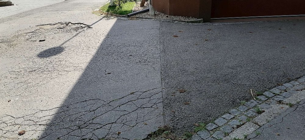 Opravy účelových komunikací, chodníků a schodišť