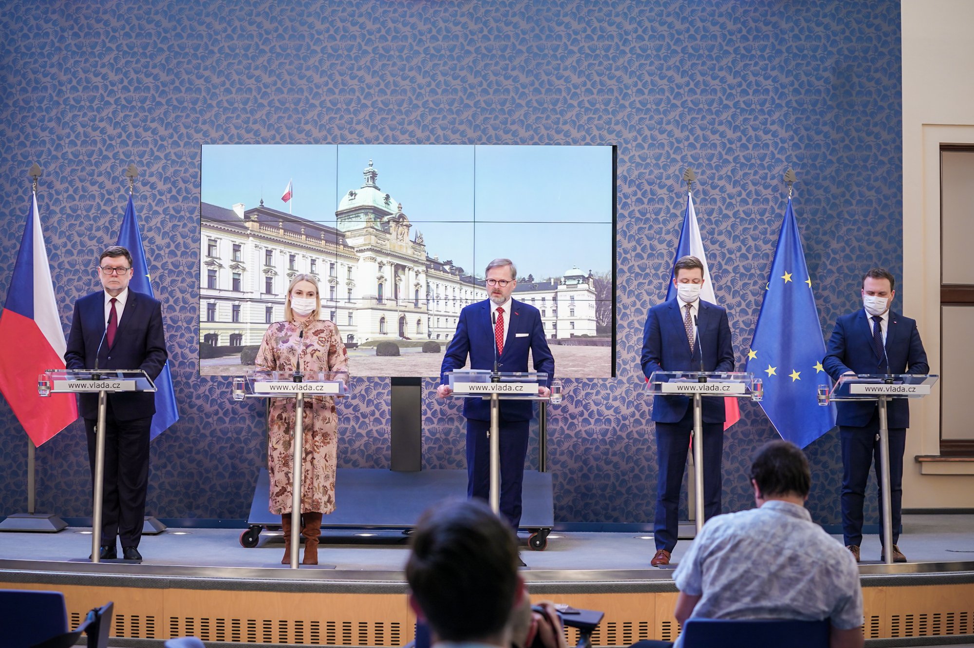 Vláda připravila soubor opatření na pomoc s uprchlickou vlnou i se začleňováním uprchlíků, zlevnit chce i pohonné hmoty a zrušit silniční daň