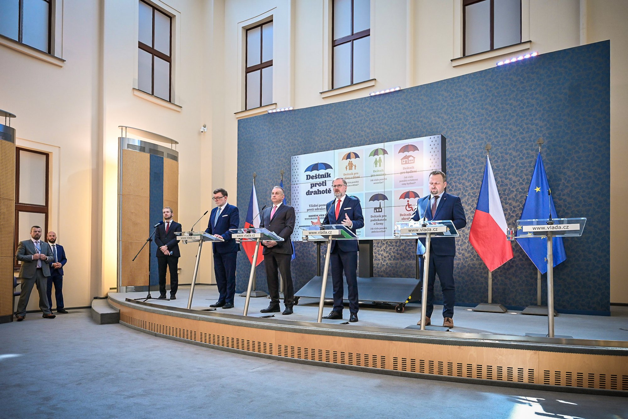 Vláda rozhodla o dalším mimořádném navýšení důchodů v září, připravila i změnu legislativy na posílení energetické bezpečnosti státu