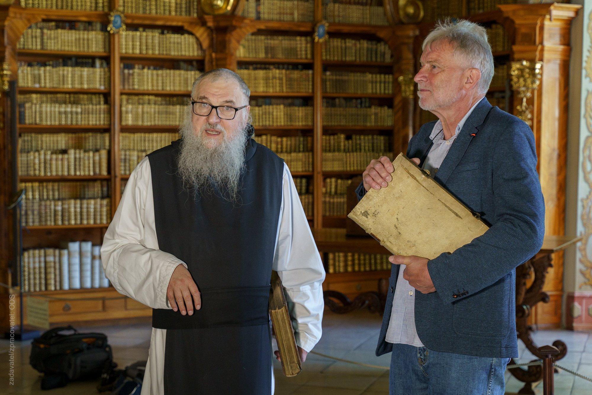 Tomáš Jirsa daroval vzácné knihy klášteru