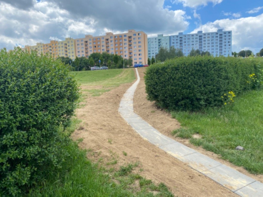 Opravy účelových komunikací, chodníků a schodišť