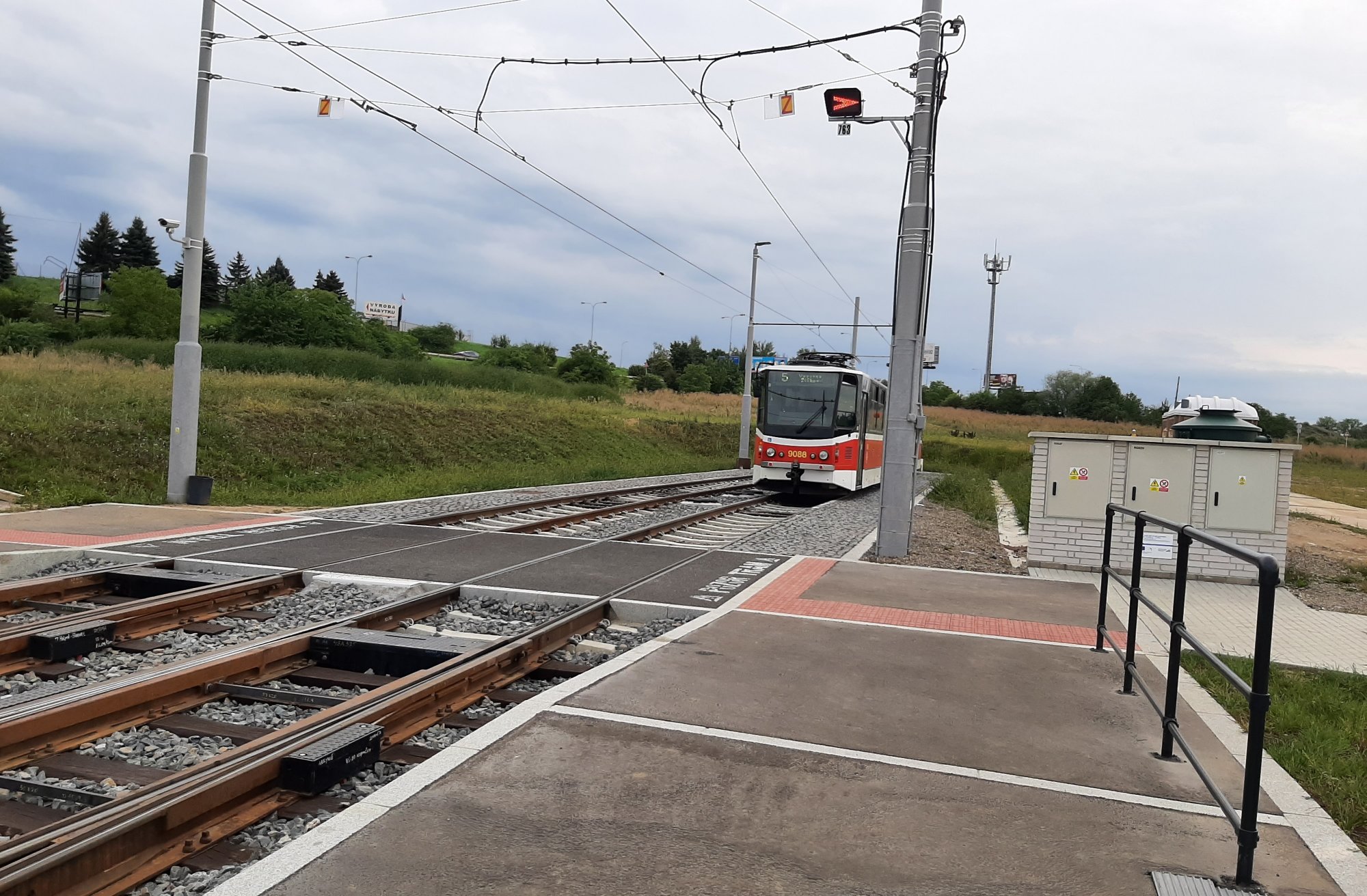 Tramvaj jako příležitost a výzva. Aneb jak se dostat na zastávku?