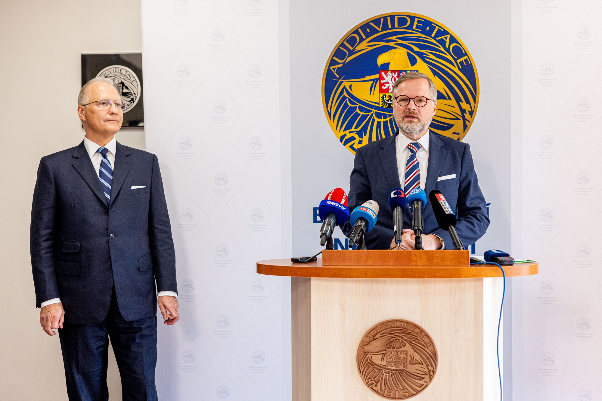 Premiér Petr Fiala navštívil Bezpečnostní informační službu