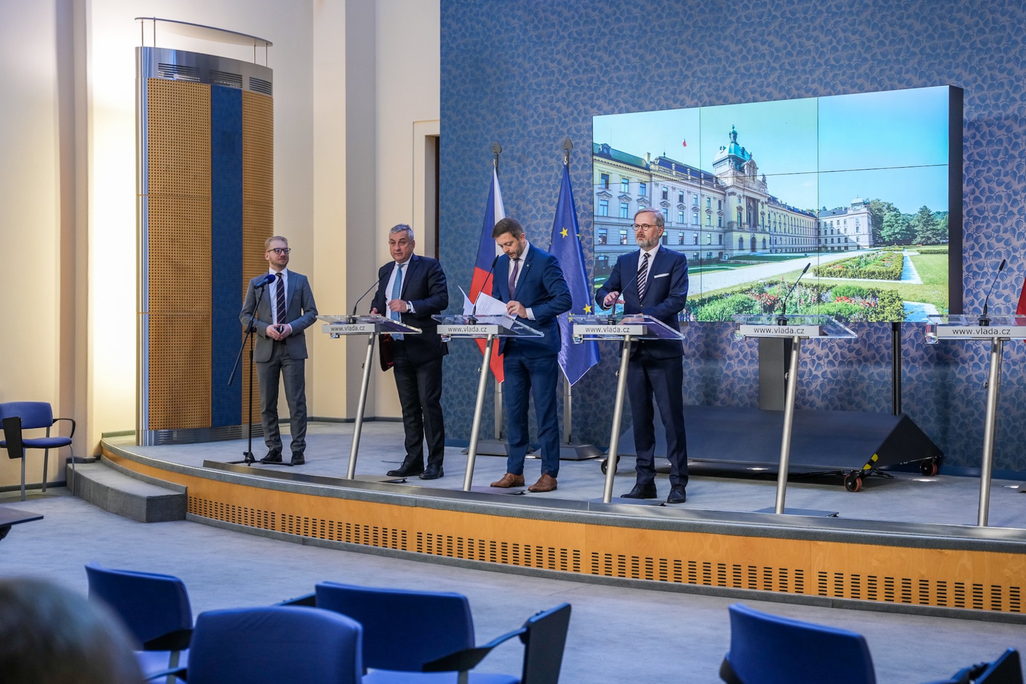 Vláda rozšířila cenový strop na energie i na další subjekty, zrušit chce automatické zřizování datových schránek občanům