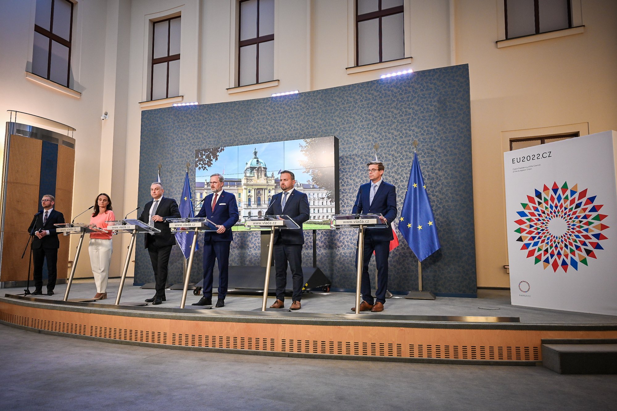 Vláda chce zpřehlednit legislativu zrušením tisíců zbytečných právních předpisů, na výstavbu škol přidá dalších půl miliardy korun