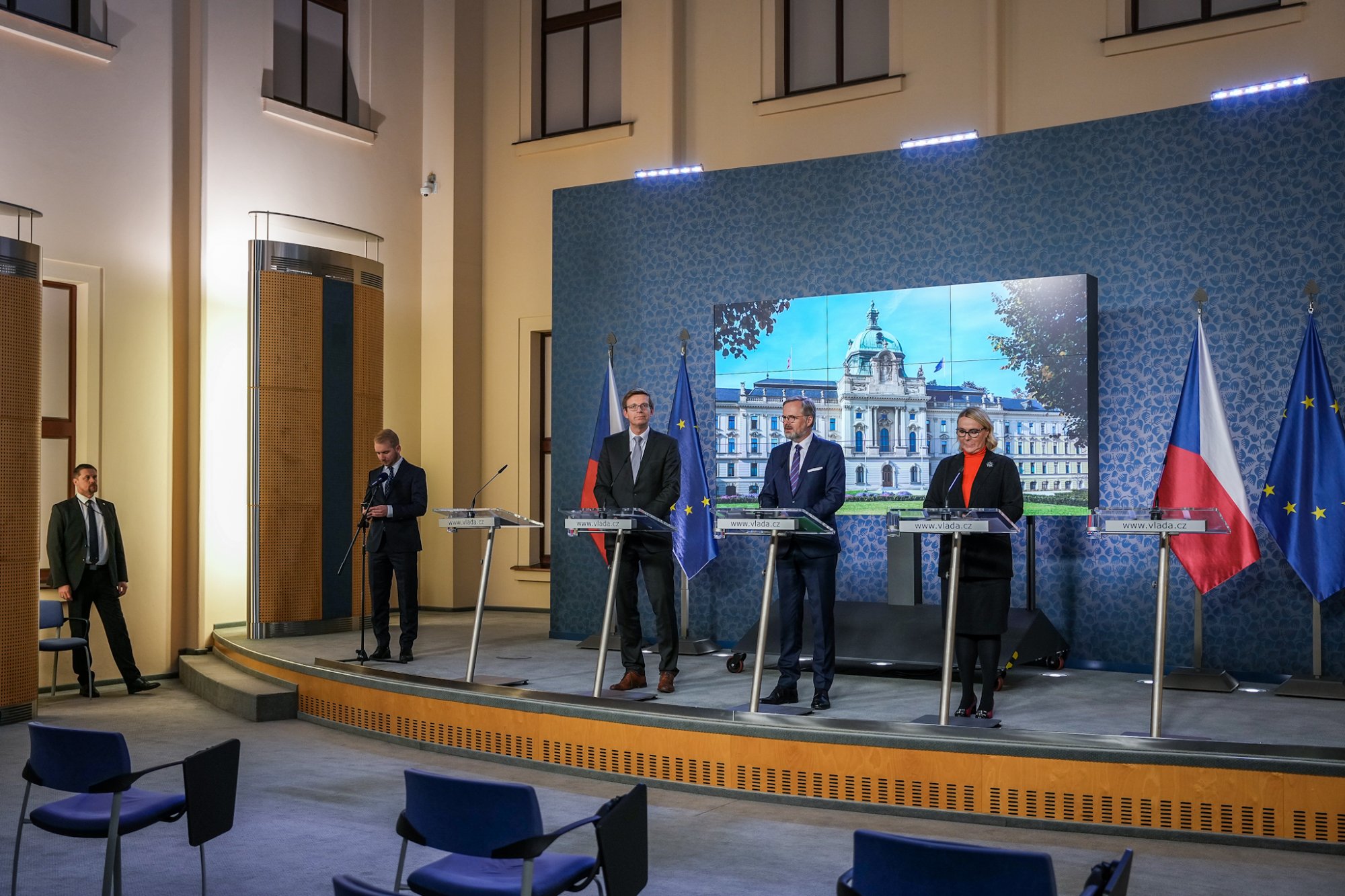 Vláda navrhne Parlamentu zvýšit od ledna přídavek na dítě a podpořila projekt intenzifikace ropovodu TAL