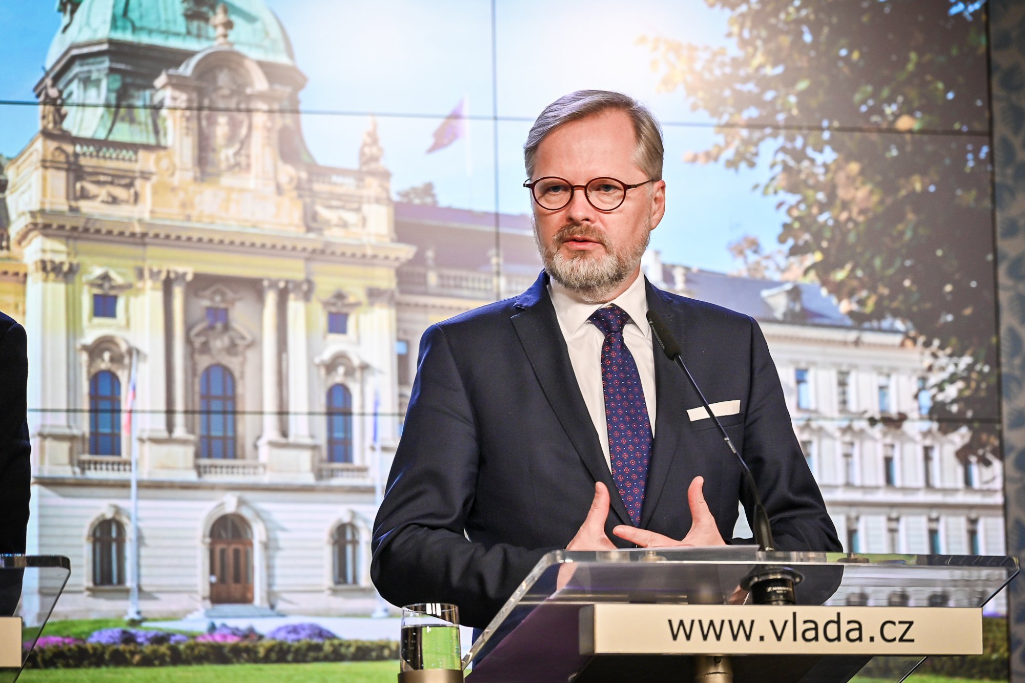 Vláda schválila další kroky na podporu domácností i firem s cenami energií, jmenovala poradce pro národní bezpečnost a zvýšila minimální mzdu