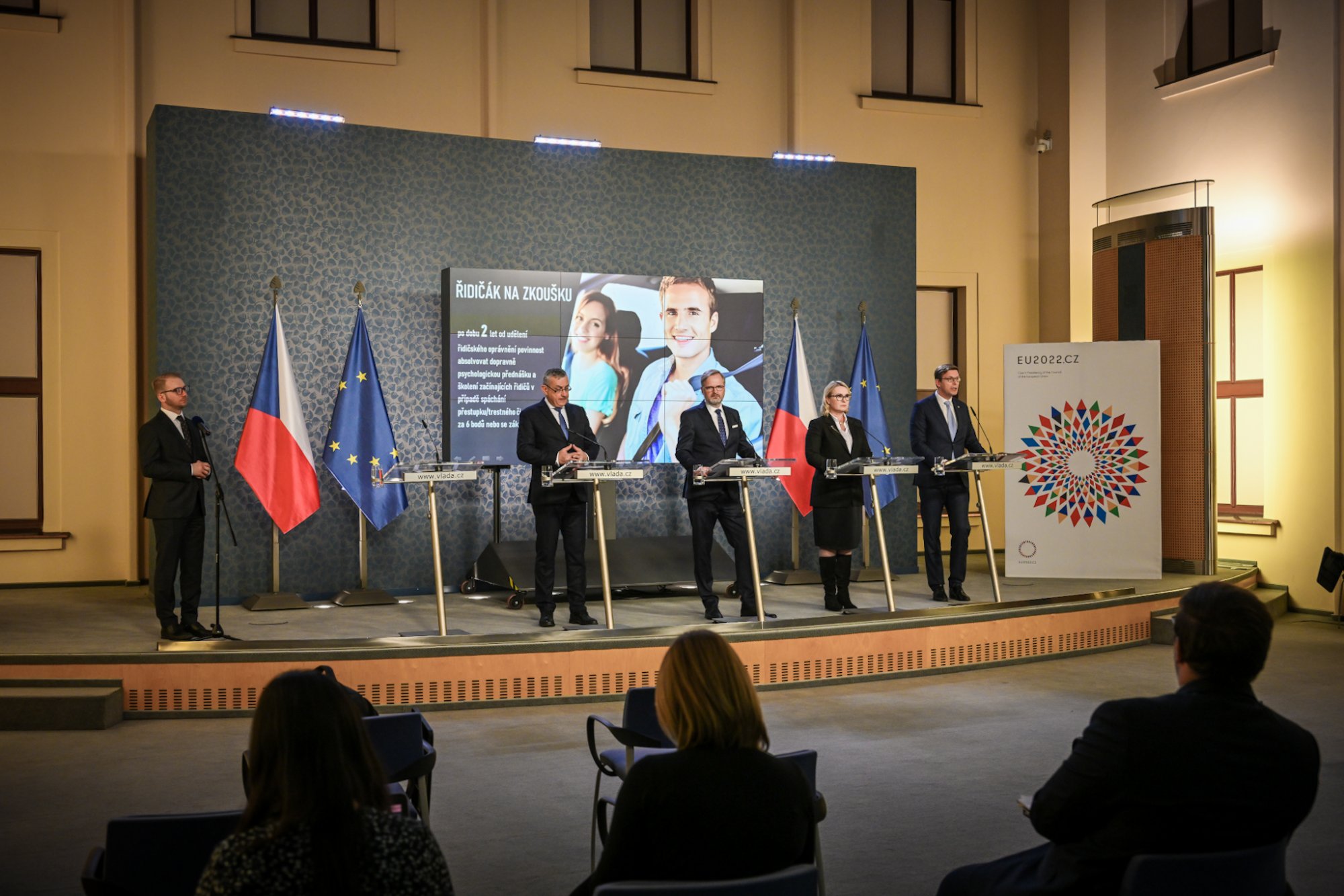 Vláda chce změnou zákonů posílit obranyschopnost státu, rozhodla i o kompenzacích za cenový strop na energie