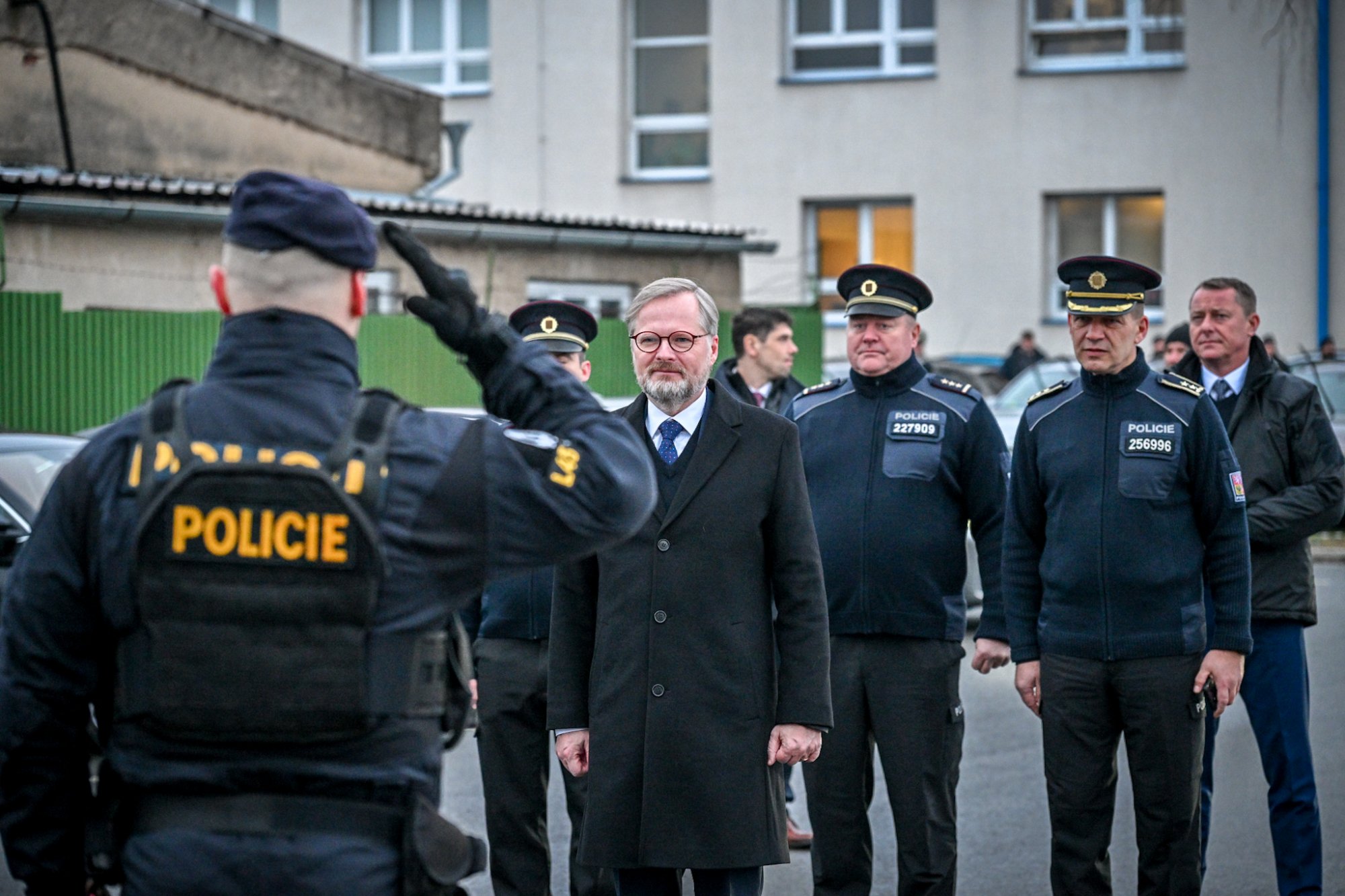 Premiér Petr Fiala navštívil pohotovostní motorizovanou jednotku a Národní operační centrum Policie ČR