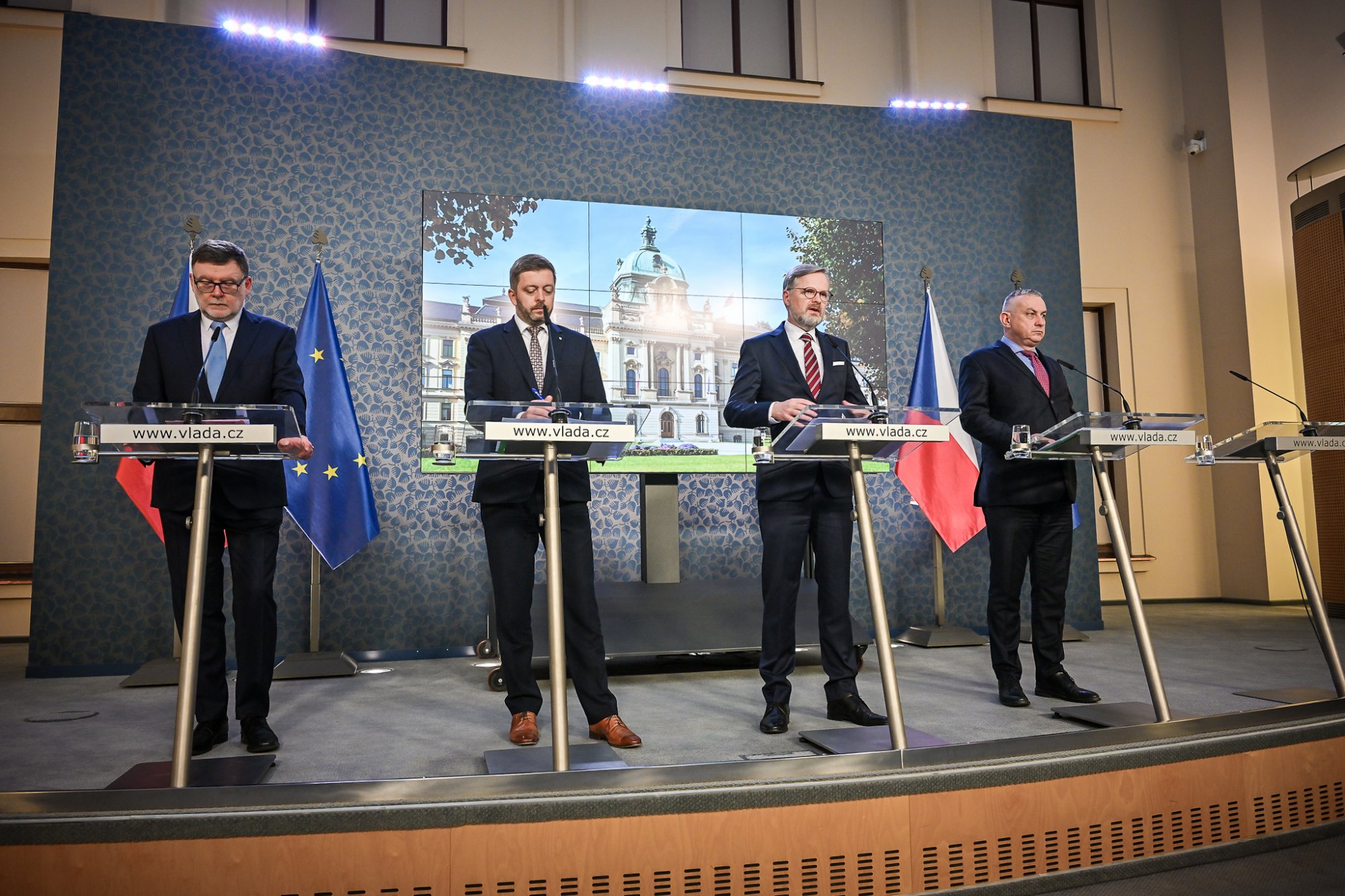 Vláda navrhuje změny v organizaci voleb, mají být jednodenní v pátek