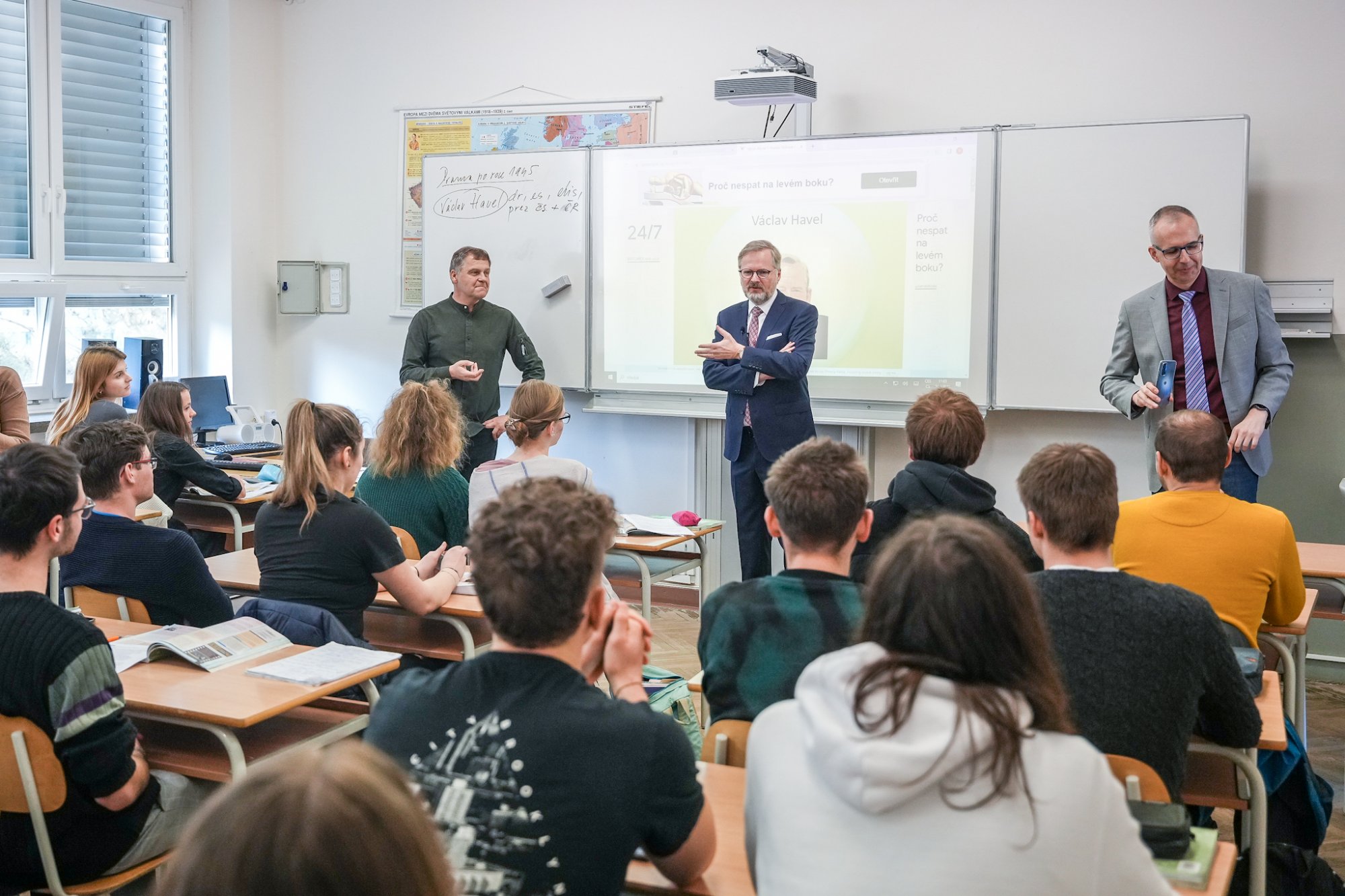 Premiér Fiala se v Brně sešel s předsedy soudů a otevřel automatickou třídicí linku