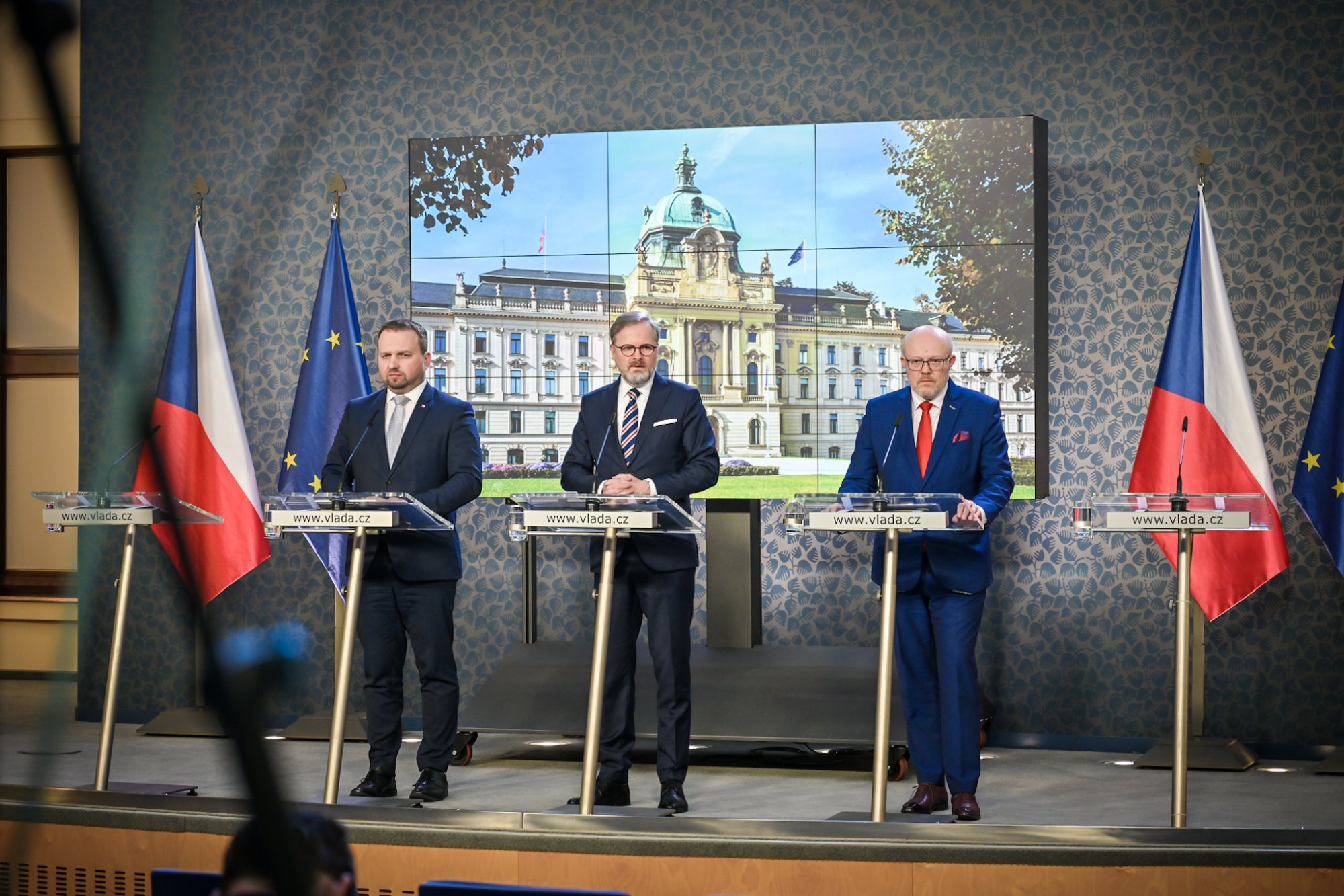 Vláda bude dál podporovat zapojování českých expertů do institucí EU a vyřadila covid-19 ze seznamu nakažlivých nemocí, jejichž úmyslné šíření je trestné