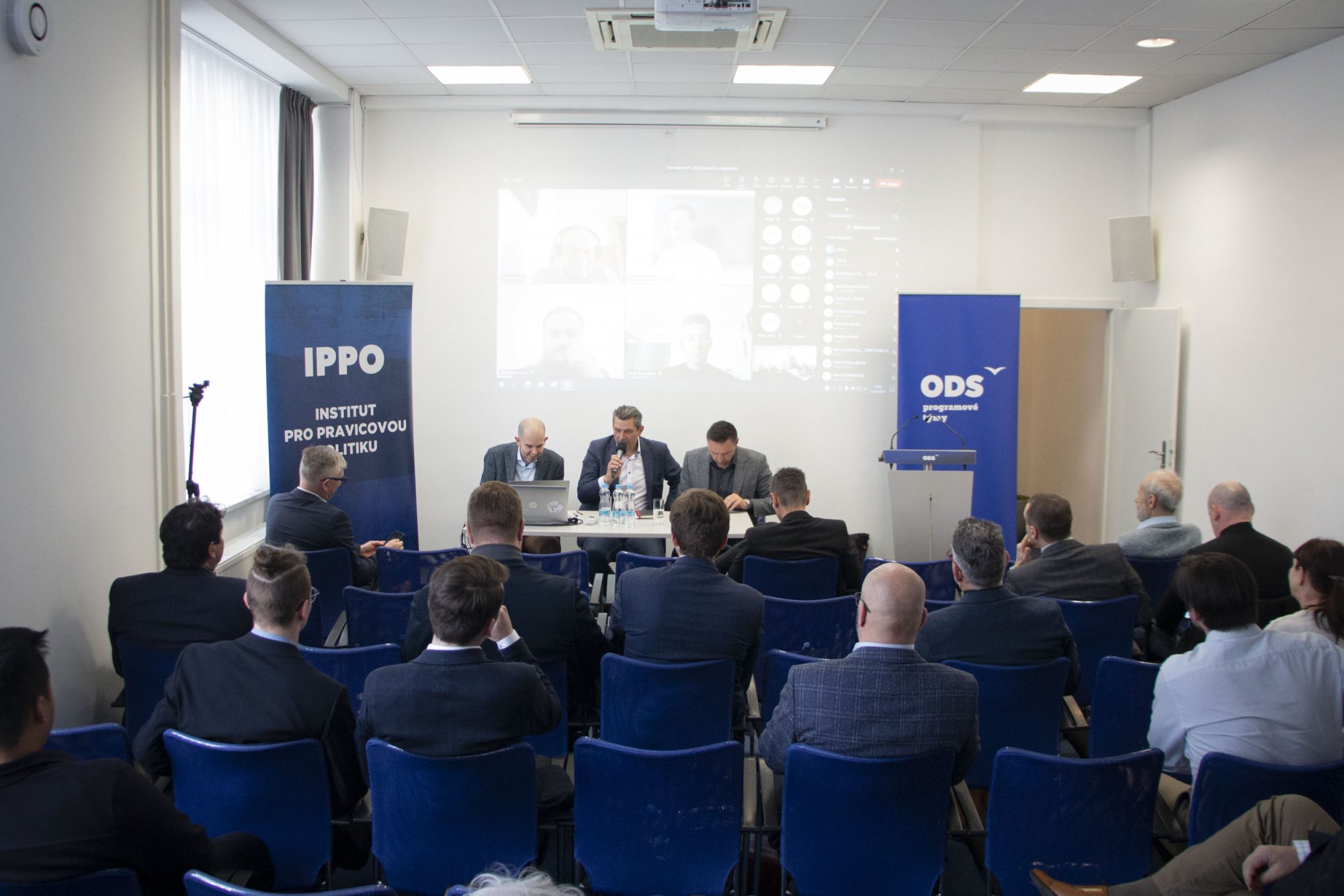 Programový tým ODS pro vnitro a digitalizaci uspořádal konferenci, v úvodu účastníci diskutovali s pověřeným generálním ředitelem České pošty