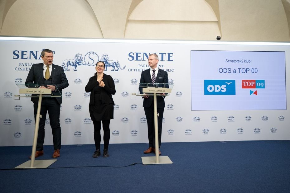 Senátoři se setkali na své 10. schůzi: na plénu diskutují o volebním systému komunálních voleb, na programu je podpora iniciativy Važme si hrdinů