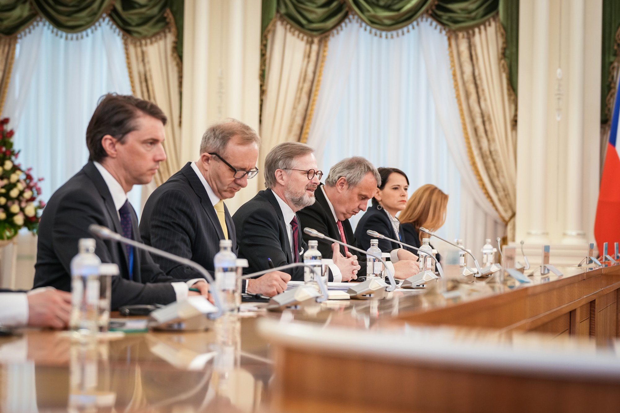 Premiér Fiala jednal s kazašským premiérem a prezidentem. Zahájil obchodní fórum a uctil také památku žen z dob stalinistických represí