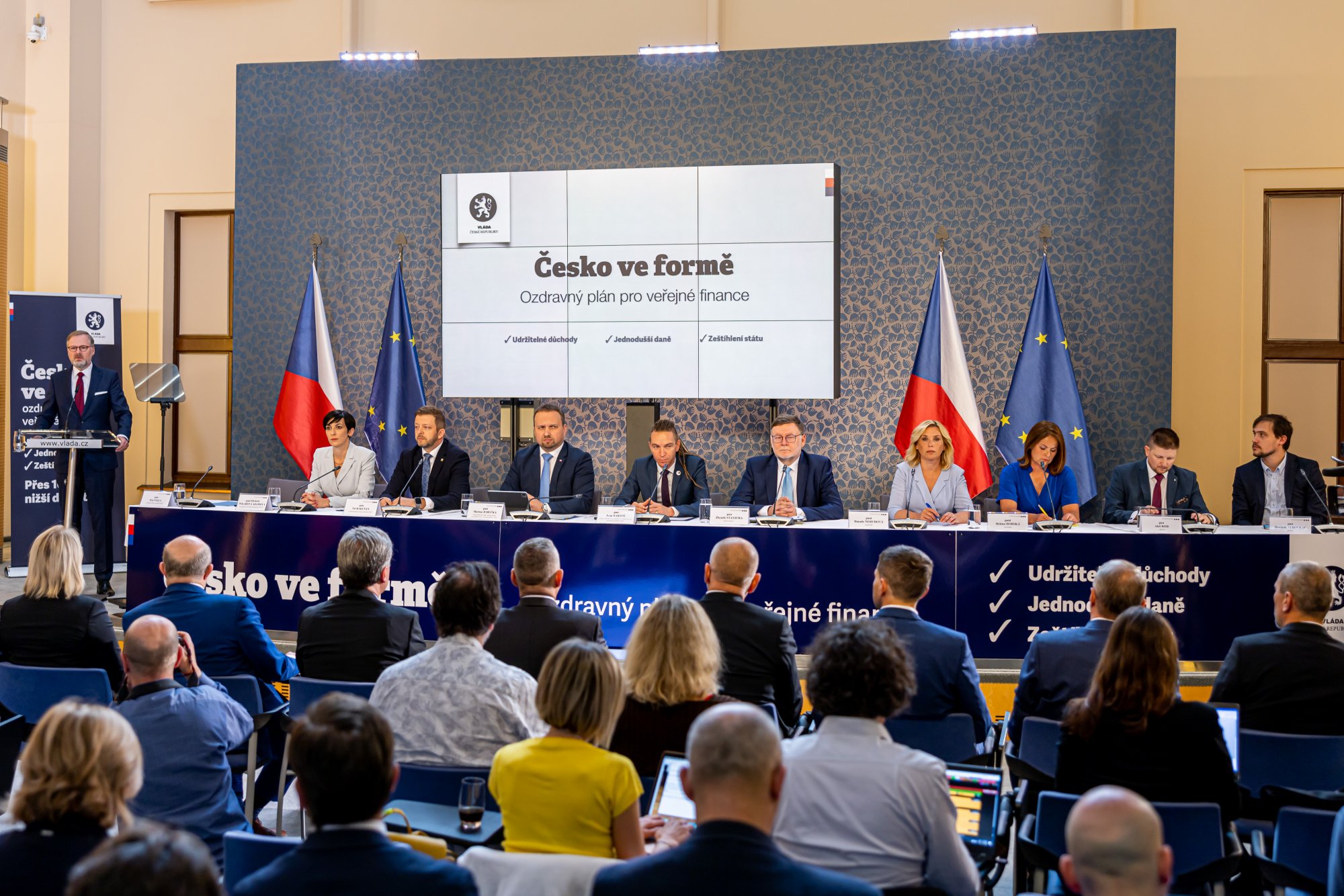 Vláda představila ozdravný plán pro veřejné finance Česko ve formě