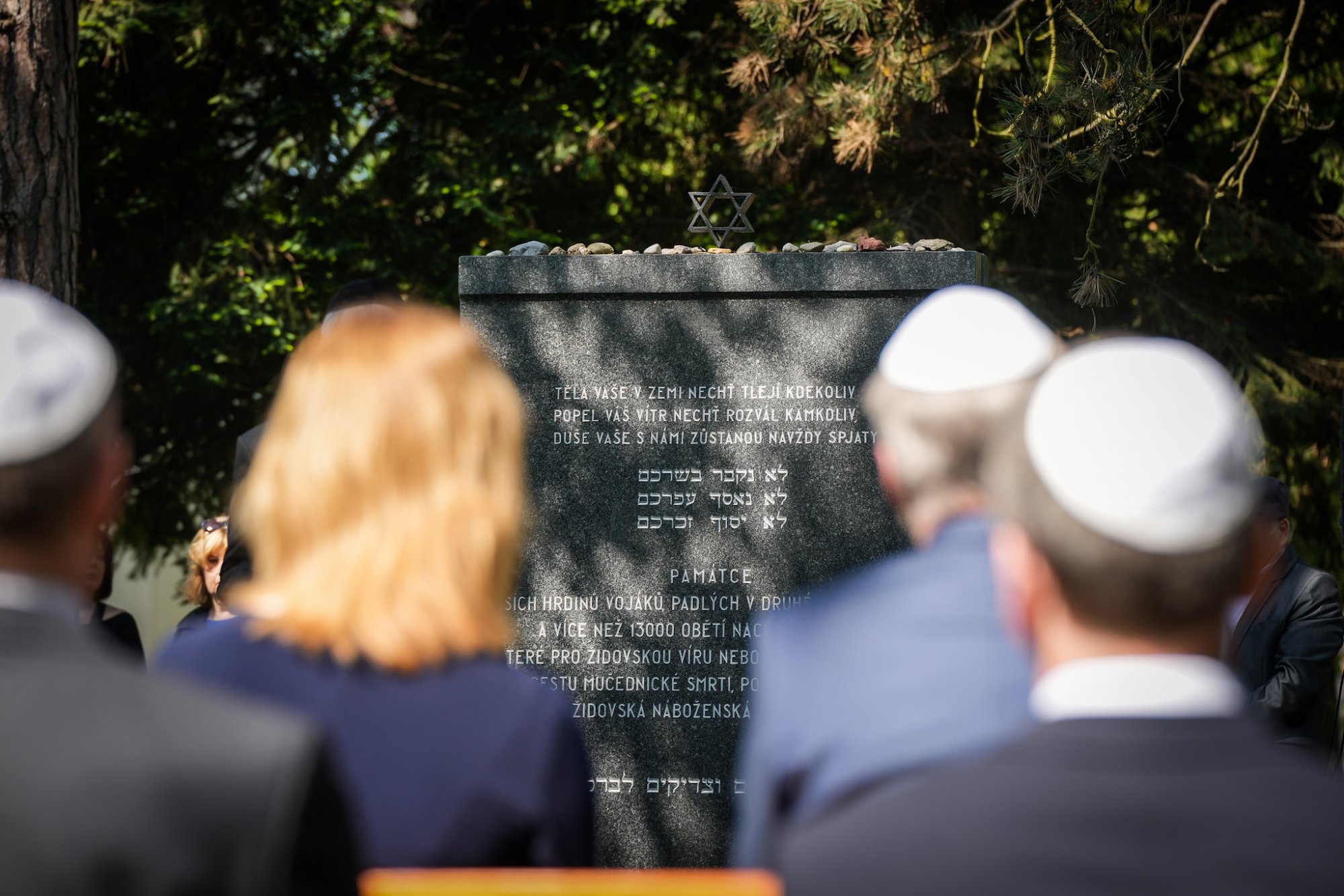Premiér Fiala uctil v Brně památku obětí šoa a všech obětí druhé světové války