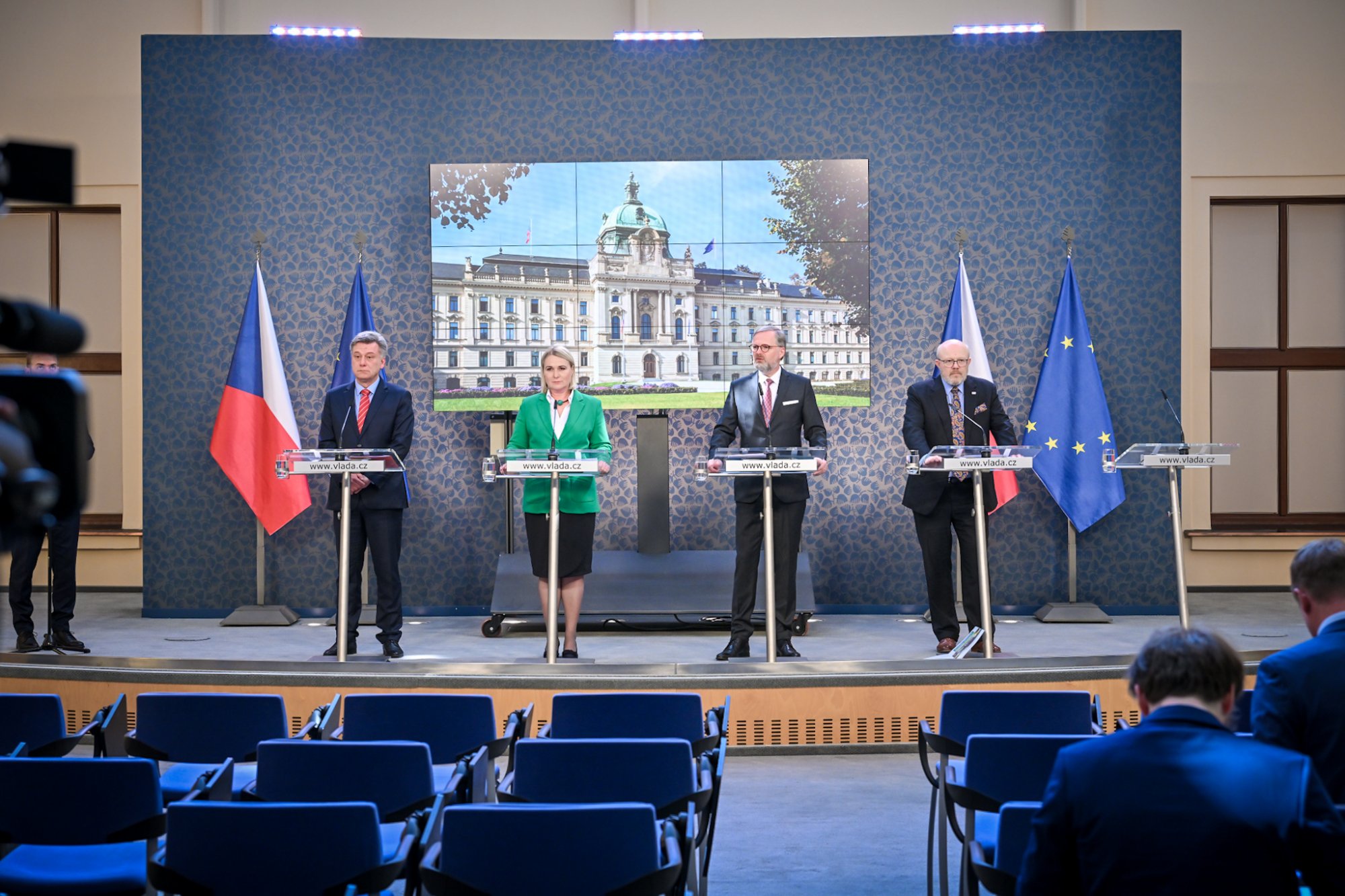 Vláda schválila nákup obrněných vozidel pro armádu, navrhla nová pravidla pro státní zástupce a změny v důchodovém systému